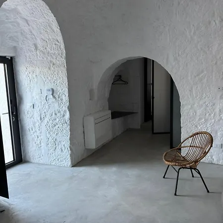 Villa Trulli Au Milieu D'un Champ D'oliviers Avec Piscine