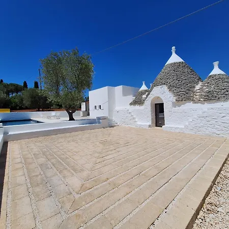 Trulli Au Milieu D'un Champ D'oliviers Avec Piscine *