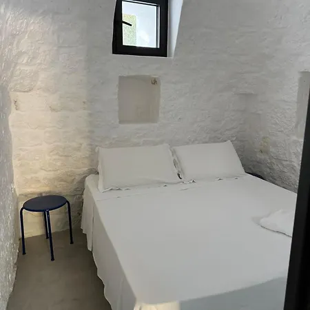 Trulli Au Milieu D'un Champ D'oliviers Avec Piscine
