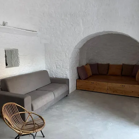 Trulli Au Milieu D'un Champ D'oliviers Avec Piscine Ceglie Messapica