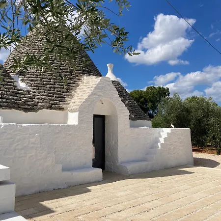 Trulli Au Milieu D'un Champ D'oliviers Avec Piscine