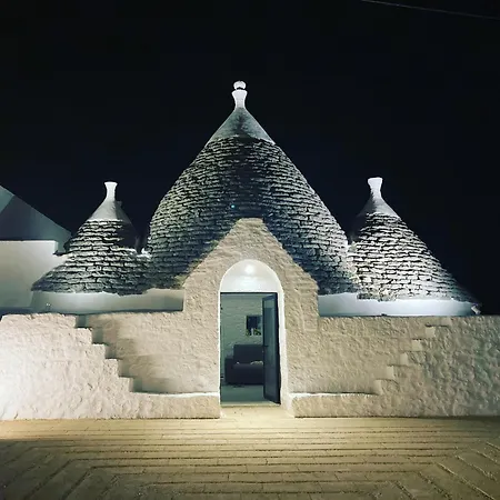 Trulli Au Milieu D'un Champ D'oliviers Avec Piscine *
